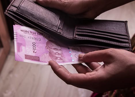 indian currency printing cost 2000 rupees currency note printing cost one note printing cost of note according to rbi Indian Currency : तुमच्या खिशातील 2000 रुपयांची नोट छापण्याचा खर्च फक्त 'इतके' रुपये, तुम्हाला माहितीय?
