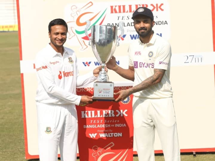 IND vs BAN India vs Bangladesh Test Series trophy unveiled KL Rahul and Shakib al Hasan give pose IND vs BAN: भारत बनाम बांग्लादेश टेस्ट सीरीज ट्रॉफी से उठा पर्दा, शाकिब और केएल राहुल ने किया अनावरण