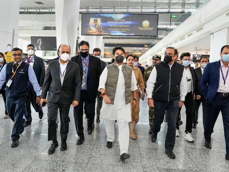 Delhi Airport: New Measures Announced To Reduce Waiting Time, Number Of Lines and Entry Gates Increased To 16 Delhi Airport: Scindia Announces New Measures To Tackle Complaints, Lines & Entry Gates Increased — Details