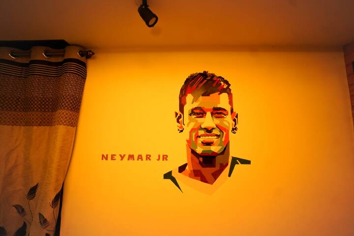 घरातील प्रत्येक भिंतीवर दिएगो मॅरेडोनापासून ते टीम इंडियाचा कॅप्टन सुनील छेत्रीपर्यंत पेटिंग काढण्यात आली आहेत.