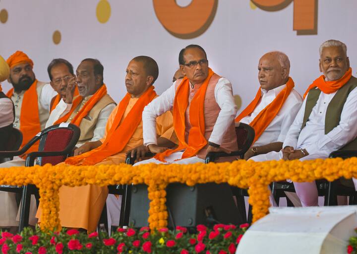 उत्तर प्रदेश के मुख्यमंत्री योगी आदित्यनाथ, महाराष्ट्र के मुख्यमंत्री एकनाथ शिंदे, हरियाणा के मुख्यमंत्री मनोहर लाल खट्टर, असम के मुख्यमंत्री हिमंत विश्व शर्मा, कर्नाटक के मुख्यमंत्री एस आर बोम्मई, गोवा के मुख्यमंत्री प्रमोद सावंत, मध्य प्रदेश के मुख्यमंत्री शिवराज सिंह चौहान, अरुणाचल प्रदेश के मुख्यमंत्री पेमा खांडू और हरियाणा के उपमुख्यमंत्री दुष्यंत चौटाला भी शपथ ग्रहण में शामिल हुए. (फोटो क्रेडिट- PTI)