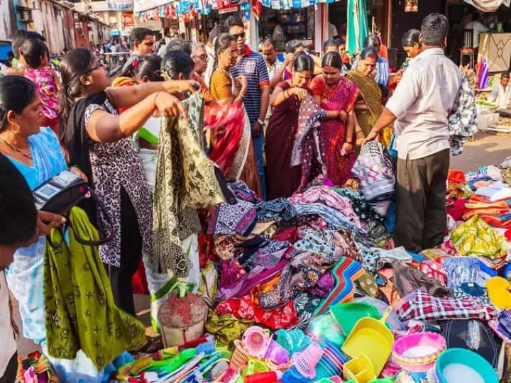 Ghoda Mandi market is held in Delhi at night here you will get a bag full of clothes for just Rs 50 दिल्ली में रात में लगता है ये बाजार, यहां सिर्फ 50 रुपये में मिल जाएंगे बैग भरके कपड़े