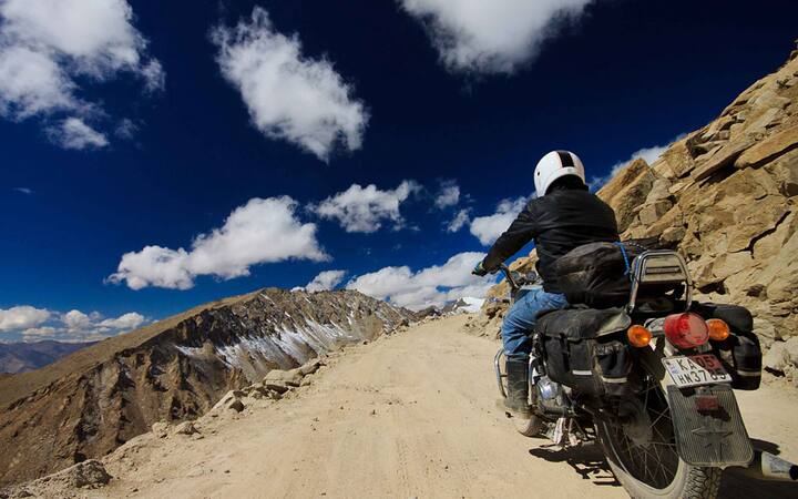 लंबे सफर के लिए रिचार्जेबल फ्लैशलाइट भी एक अच्छा ऑप्शन है. अगर आपकी बाइक बीच रास्ते में खराब हो जाती है और आपको कुछ एडजस्टमेंट करना पड़ता है तो यह फ्लैशलाइट आपके काफी काम आ सकती है.
