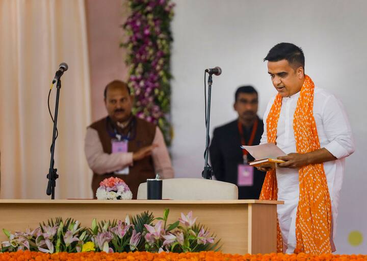 भूपेंद्र पटेल की दूसरी सरकार में शामिल 11 पूर्व मंत्रियों में से सात मंत्री सितंबर 2021 से दिसंबर 2022 तक उनकी अगुवाई वाली सरकार का हिस्सा रहे थे. इनमें हर्ष सांघवी, जगदीश विश्वकर्मा, कनूभाई देसाई, ऋषिकेश पटेल, राघवजी पटेल, कुबेर डिंडोर और मुकेश पटेल शामिल हैं. चार अन्य मंत्रियों में सोलंकी, बेरा, खाबाद और बावलिया शामिल हैं जो पूर्व में बीजेपी सरकार में मंत्री रह चुके हैं. (फोटो क्रेडिट- PTI)