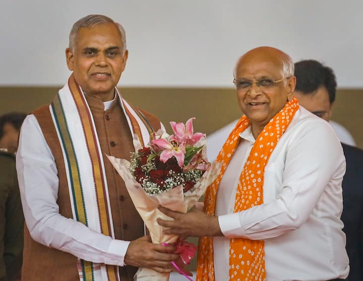 साथ ही 16 अन्य मंत्रियों ने भी शपथ ली जिनमें से आठ कैबिनेट स्तर के हैं. नए मंत्रियों में 11 पूर्व मंत्री भी शामिल हैं. राज्यपाल आचार्य देवव्रत ने नए सचिवालय के पास हेलीपैड ग्राउंड में आयोजित एक समारोह में पटेल को राज्य के 18वें मुख्यमंत्री के रूप में शपथ दिलायी. (फोटो क्रेडिट- PTI)