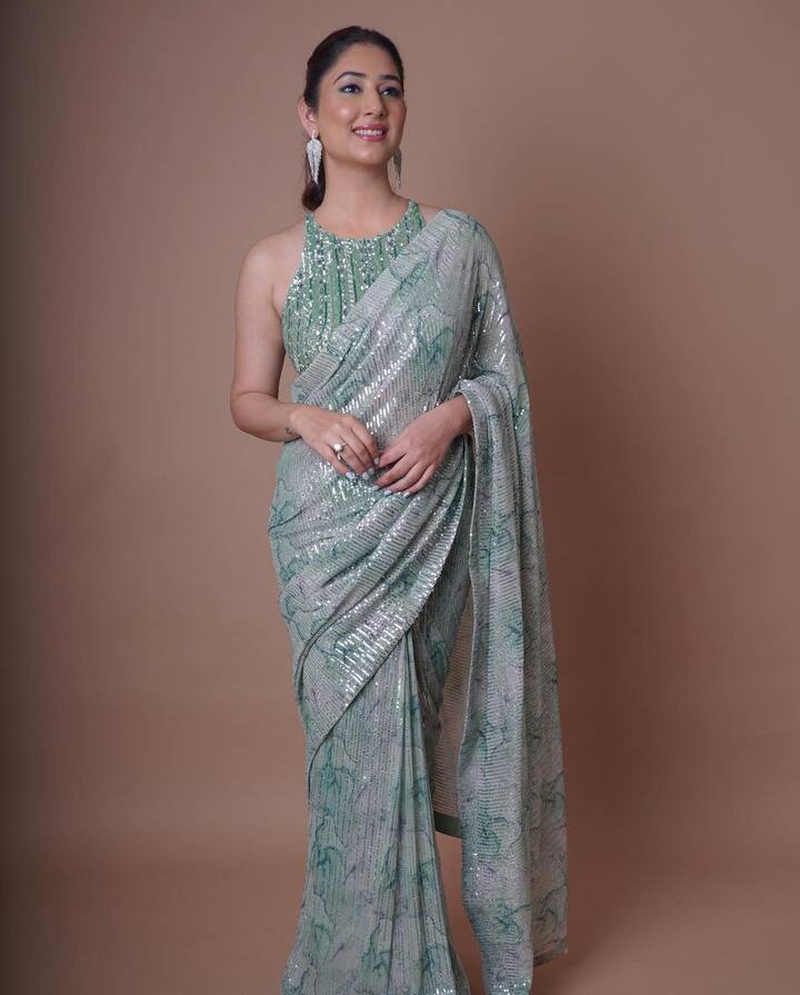 या अवॉर्ड नाइटसाठी दिशाने ग्रे कलरची अॅबस्ट्रॅक्ट पॅटर्नची साडी निवडली. ग्रे सोबत ग्रीन कलर पॅटर्नने बनवलेली ही साडी खूपच सुंदर दिसत होती. (फोटो सौजन्य :dishaparmar/इंस्टाग्राम)