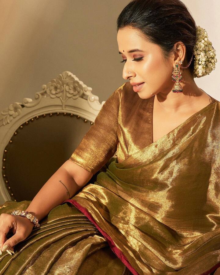 नुकताच तिनं तिचा एक खास लूक शेअर केलाय ज्यात ती गोल्डन साडीमध्ये दिसत आहे. (फोटो सौजन्य : shreyabugde/इंस्टाग्राम)