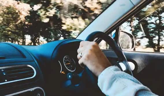 Safe Driving: ਜੇਕਰ ਤੁਸੀਂ ਗੱਡੀ ਚਲਾਉਂਦੇ ਸਮੇਂ ਇਹ ਗਲਤੀ ਕਰਦੇ ਹੋ ਤਾਂ ਹੋ ਜਾਓ ਸਾਵਧਾਨ, ਖ਼ਤਰੇ 'ਚ ਪੈ ਸਕਦੀ ਹੈ ਤੁਹਾਡੀ ਜਾਨ