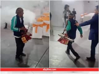 Video: शादी में मच्छर भगाने के लिए ऐसा धुआं किया कि बाराती भी भाग गए... देखें ये मजेदार वीडियो