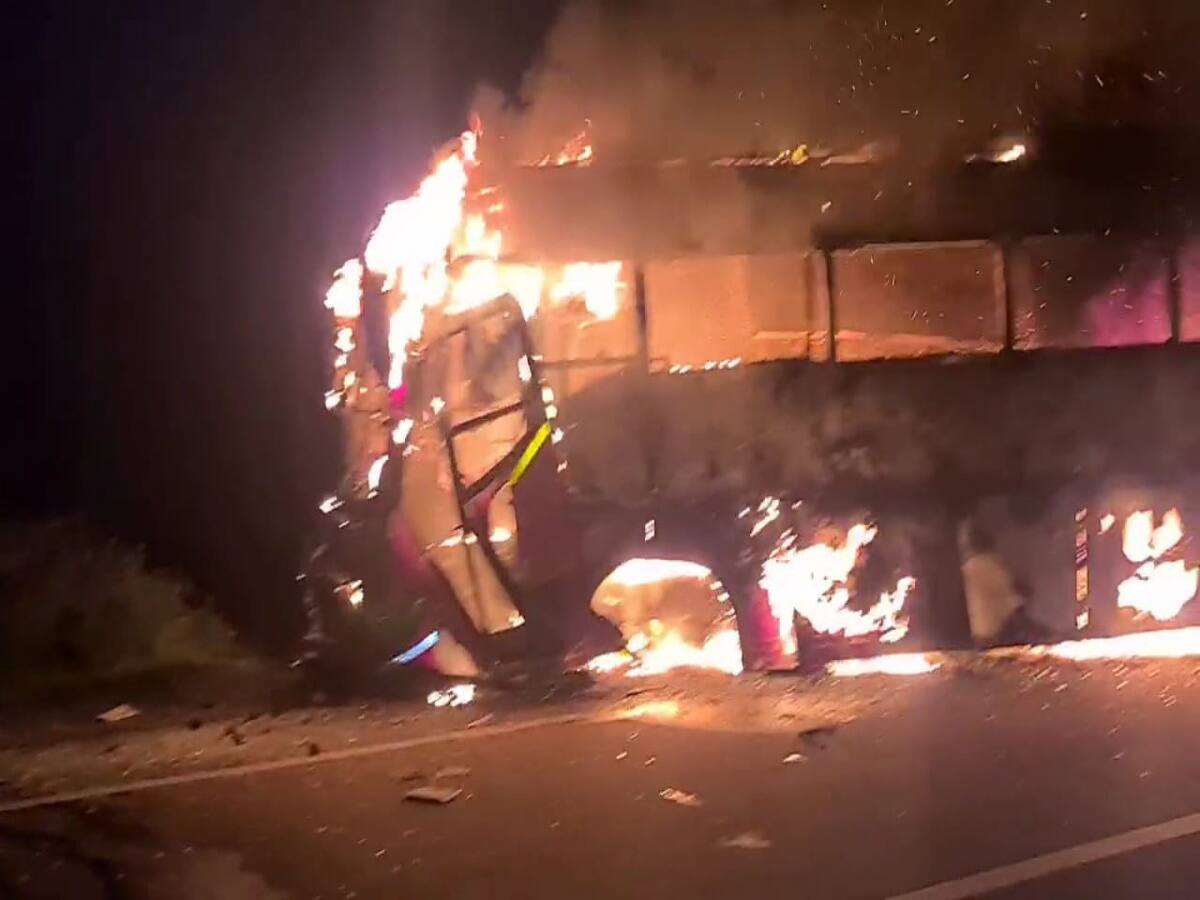 தீப்பற்றி எரிந்த சொகுசு பேருந்து - கண்ணாடிகளை உடைத்து 40 பேரை காப்பாற்றிய லாரி டிரைவர்