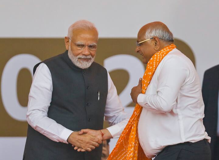 प्रधानमंत्री मोदी ने मुख्यमंत्री पटेल और उनकी नयी टीम को ट्वीट कर बधाई दी. उन्होंने शपथ ग्रहण समारोह के बाद ट्वीट किया, ‘‘श्री भूपेंद्रभाई पटेल को गुजरात के मुख्यमंत्री के रूप में शपथ लेने पर बधाई. मैं उन सभी लोगों को भी बधाई देना चाहता हूं जिन्होंने मंत्री के रूप में शपथ ली. यह एक ऊर्जावान टीम है जो गुजरात को प्रगति की और नयी ऊंचाइयों पर लेकर जाएगी.’’ (फोटो क्रेडिट- PTI)