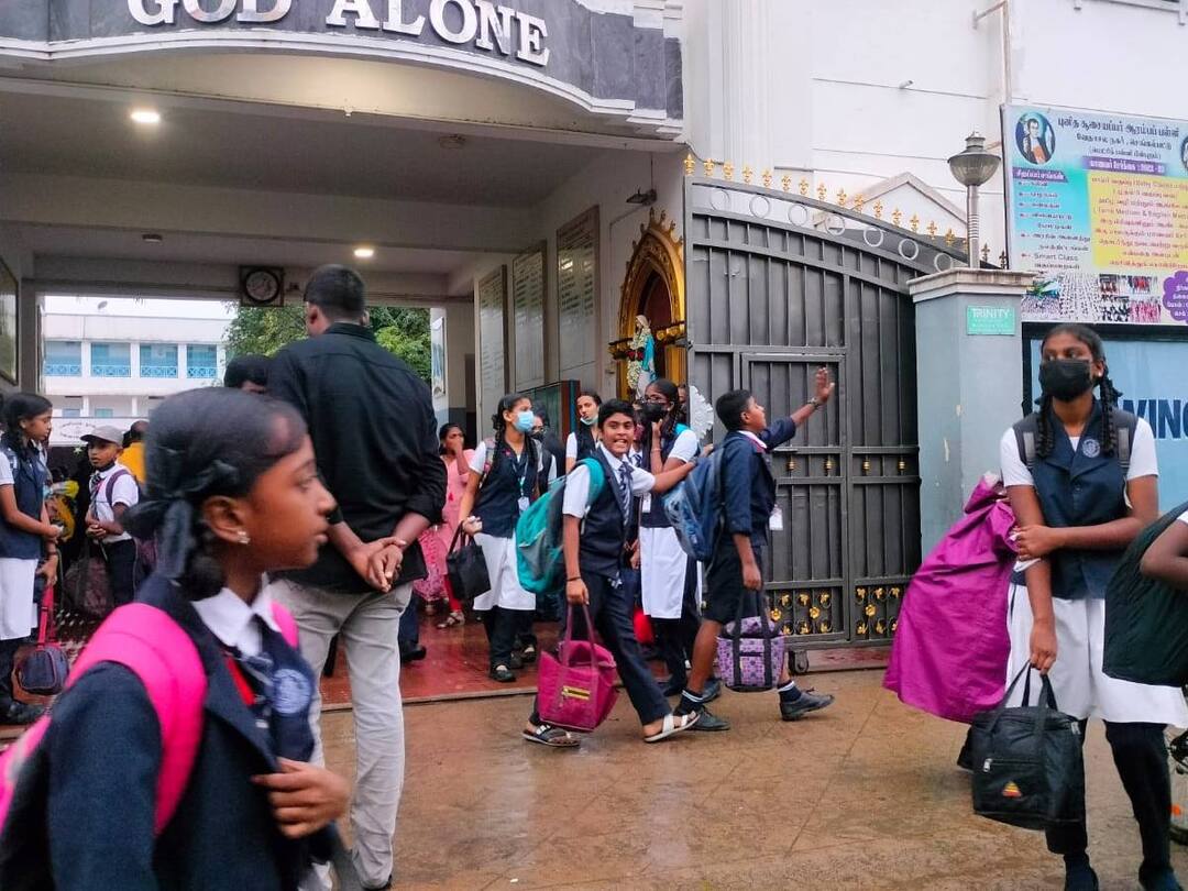 School Leave: தொடர் மழை..! செங்கல்பட்டில் பள்ளிகள், கல்லூரிகளுக்கு அரைநாள் விடுமுறை..!