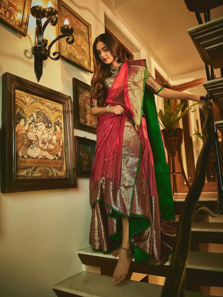 वेडिंग सीजन के लिए फैशनिस्टा सोनम कपूर से बेहतर इंस्पिरेशन भला और कौन हो सकता है. तस्वीर में आप देख सकते हैं उन्होंने पिंक और ग्रीन कलर की कांजीवरम बॉर्डर से सजी सिल्क की साड़ी पहनी है, जिसमें वह बेहद खूबसूरत लग रही हैं.