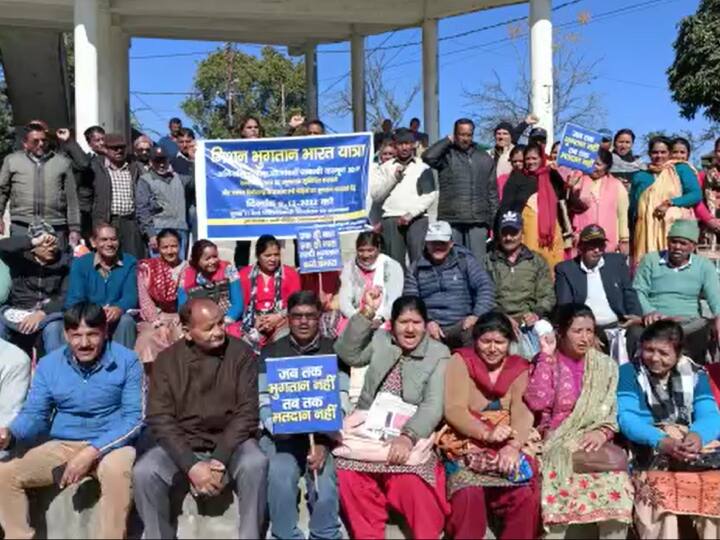 Pithoragarh depositors protest after sinking crore rupees money asked for help from government ANN Pithoragarh: अधिक ब्याज के लालच में दांव पर लगाया था जमा पूंजी, डूबने पर जमाकर्ताओं ने सरकार से लगाई गुहार