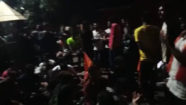 सावित्रीबाई फुले पुणे विद्यापीठातील वसतीगृहात पॅरासाईट म्हणून अनधिकृत राहणाऱ्या विद्यार्थ्यांवर विद्यापीठ प्रशासनाकडून कारवाई करण्यात आलीय.