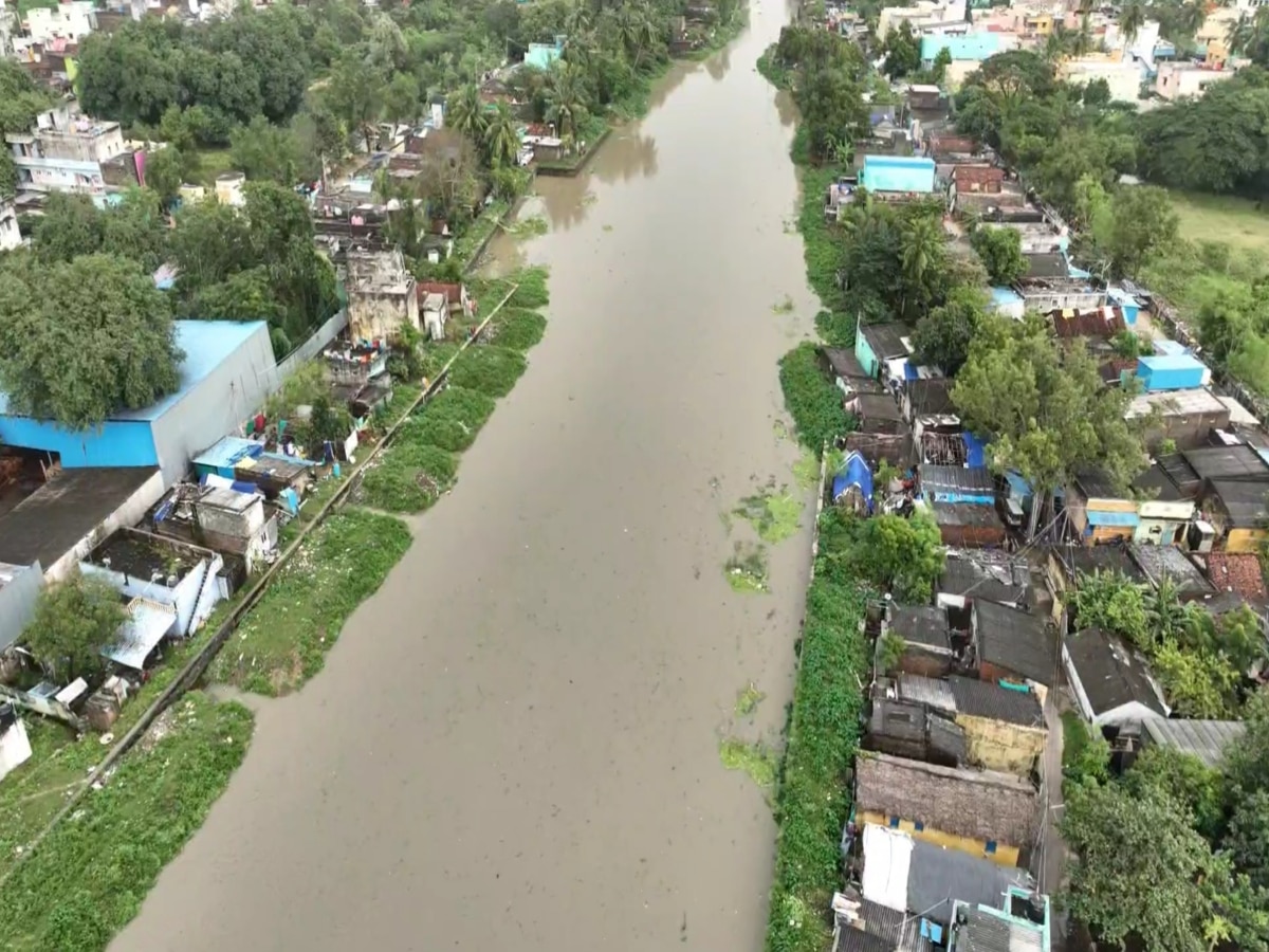 காஞ்சிபுரம் மழை நிலவரம் : வேகவதி ஆற்றில் தொடரும் வெள்ளப்பெருக்கால் வீட்டுக்குள் சிக்கிய மக்கள்.. மீட்குப் பணிகள் தீவிரம்