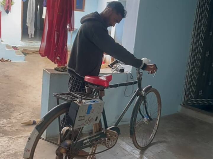 Chhattisgarh Youth Jyotish Sahu made an electric bicycle after learning from YouTube ann Chhattisgarh: मिलिए बालोद जिले के 'जुगाड़ू भैया' से, यूट्यूब से सीखकर बना दी इलेक्ट्रिक साइकिल