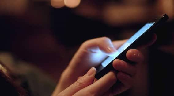 બ્રાઈટનેસ સંપૂર્ણ રાખવાથી પ્રોસેસર પર વધુ દબાણ આવે છે અને પછી સ્માર્ટફોન હેંગ થવા લાગે છે. બ્રાઈટનેસ સંપૂર્ણ રાખવાથી ફોનમાં પ્રોસેસર પર દબાણ વધે છે.