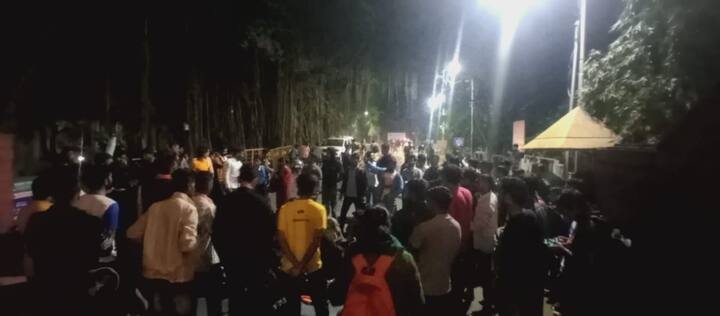 मात्र ज्यांना वसतीगृह मिळालंय अशा विद्यार्थ्यांबरोबरच ज्यांना वसतीगृह मिळालेले नाही असे विद्यार्थी देखील बळजबरीने राहतात.