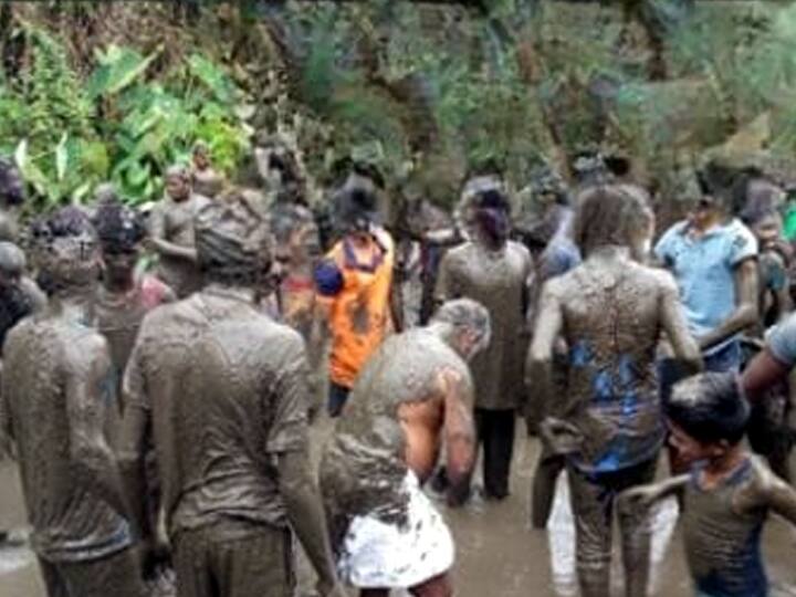 கொடைக்கானல் அருகே கோயிலில் வினோத வழிபாடு; உடலில் சேற்றை பூசி பக்தர்கள் ஊர்வலம்