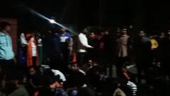 Pune : 'पॅरासाईट' म्हणून राहणाऱ्या विद्यार्थ्यांवर पुणे विद्यापीठाकडून कारवाई, अंथरुण-पांघरुणासह विद्यार्थ्यांचं गेटवर आंदोलन