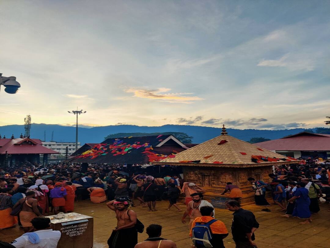 Sabarimala Temple : கட்டுக்கடங்காத கூட்டம்.. இதெல்லாம் காரணம்.. சபரிமலையில் தரிசன நேரம் அதிகரிப்பு.... Sabarimala Temple Kerala over crowd Increase in darshan time at Sabarimala Sabarimala Temple : கட்டுக்கடங்காத கூட்டம்.. இதெல்லாம் காரணம்.. சபரிமலையில் தரிசன நேரம் அதிகரிப்பு....