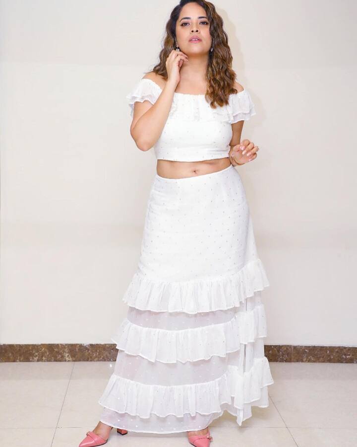 తెల్లని డ్రెస్ లో మల్లెపువ్వులా మెరిసిపోతుంది అనసూయ. Image Credit: Anasuya Bhardwaj/ Instagram