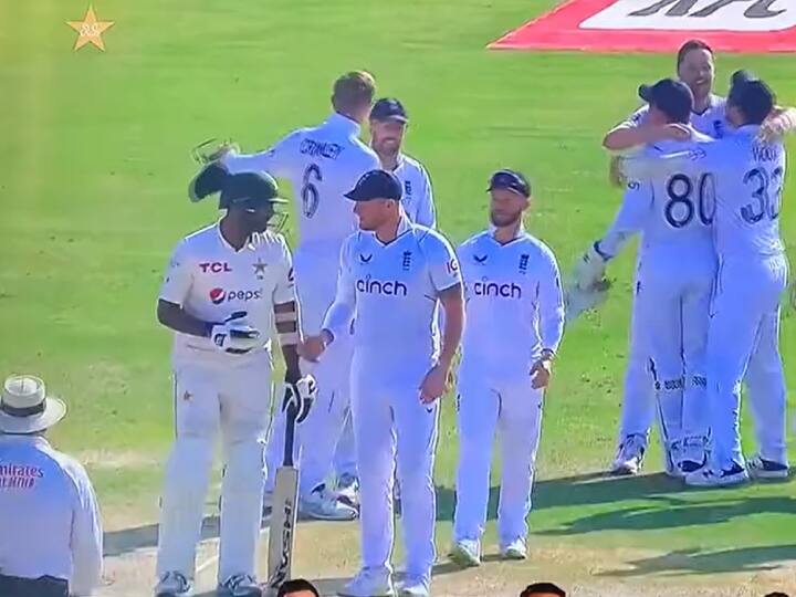 Pakistan tailender refuses to shake hands with Ben Stokes after England win series in 2nd Test, video viral Watch: दूसरा टेस्ट हार बौखलाई पाकिस्तान टीम, इस बल्लेबाज़ ने बेन स्टोक्स से नहीं मिलाया हाथ, वीडियो वायरल