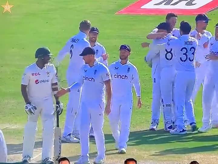 Pakistan tailender refuses to shake hands with Ben Stokes after England win series in 2nd Test, video viral Pak vs Eng, 2nd Test: బెన్ స్టోక్స్‌కు షేక్ హ్యాండ్ ఇవ్వని పాక్ క్రికెటర్, వీడియో వైరల్