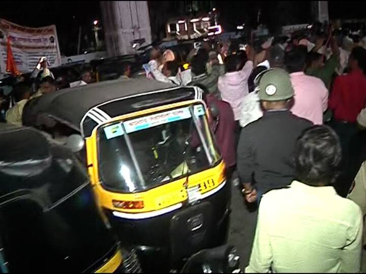 मिळालेल्या माहितीनुसार, आरटीओ कार्यालयासमोर रिक्षा चालकांनी सकाळी 11 वाजता आंदोलनाला सुरुवात केली.