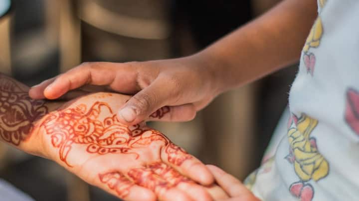 পাশাপাশি আরও কতগুলি জিনিস খেয়ালে রাখতে হবে, কখনই ভুল করে বেডরুমে অ্যাকোরিয়াম রাখবেন না। ছোট পটে করে একটা মাছও নয়।