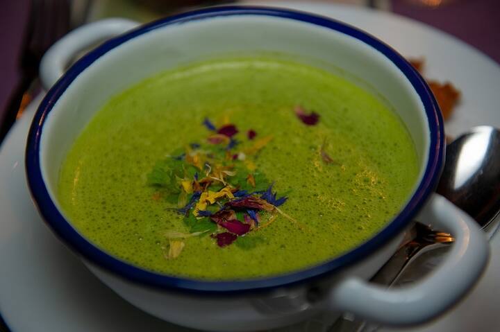 Spinach Soup You must have had sweet corn or tomato soup many times try spinach soup this winter Spinach Soup: स्वीट कॉर्न या टोमेटो सूप तो कई बार पिया होगा, इस सर्दी ट्राई करें पालक का सूप