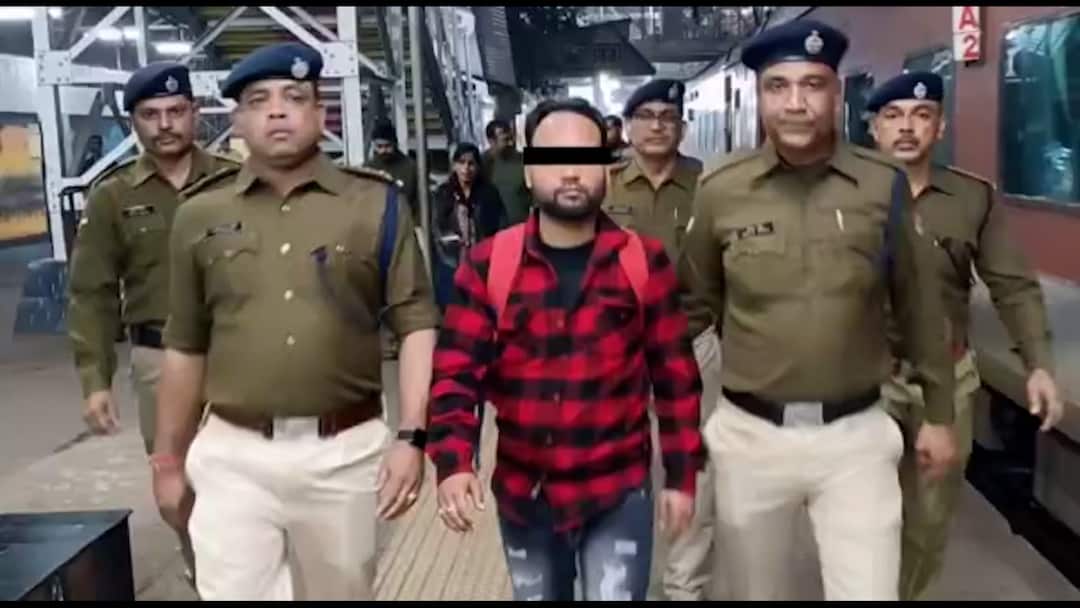 Purba Bardhaman:রাজধানী এক্সপ্রেসে বিদেশি সোনা পাচারের ছক বানচাল, বর্ধমান স্টেশনে উদ্ধার ৩ কেজি সোনার বাট RPF And Customs Department Officials Foil Attempt Of Gold Smuggling Through Rajdhani Express Purba Bardhaman:রাজধানী এক্সপ্রেসে বিদেশি সোনা পাচারের ছক বানচাল, বর্ধমান স্টেশনে উদ্ধার ৩ কেজি সোনার বাট