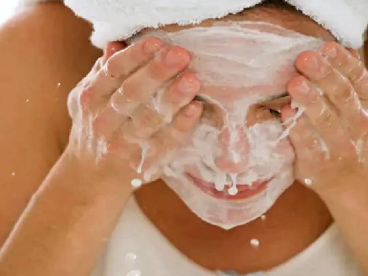 Five cleansing mistakes you must avoid चेहरा चमक जाए, इसके लिए फेश वॉश कितना लें और कितनी देर रगड़ें, ये रहा इसका सही जवाब