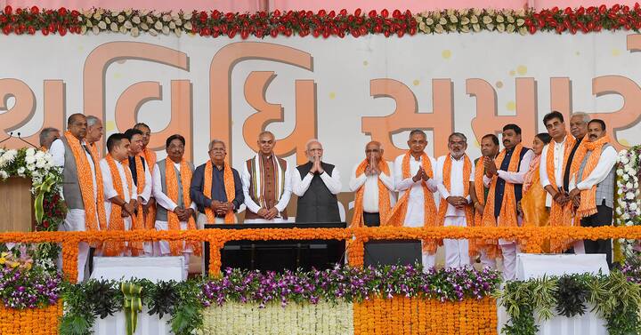कैबिनेट मंत्रियों में कनूदेसाई, ऋषिकेश पटेल, राघवजी पटेल, बलवंत सिंह राजपूत, कुंवरजी बावलिया, मुलुभाई बेरा, कुबेर डिंडोर और भानुबेन बावरिया शामिल हैं. हर्ष सांघवी और जगदीश विश्वकर्मा ने राज्य मंत्री (स्वतंत्र प्रभार) के रूप में शपथ ली. (फोटो क्रेडिट- PTI)