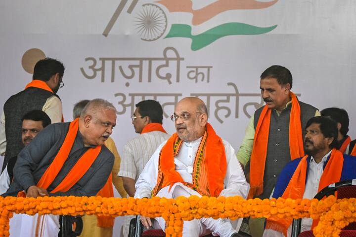 शपथ ग्रहण समारोह में बीजेपी के शीर्ष नेताओं के साथ ही केंद्रीय मंत्री और उन राज्यों के मुख्यमंत्री भी शामिल हुए जहां पार्टी सत्ता में है. शपथ ग्रहण में शिरकत करने वाले केंद्रीय मंत्रियों में गृह मंत्री अमित शाह, स्मृति ईरानी, रामदास आठवले तथा सर्बानंद सोनोवाल शामिल रहे. (फोटो क्रेडिट- PTI)