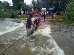 செய்யாறில் நீரில் மூழ்கிய தரைப்பாலம்.. கயிறு மூலம் கரையை கடக்கும் மக்கள்..!