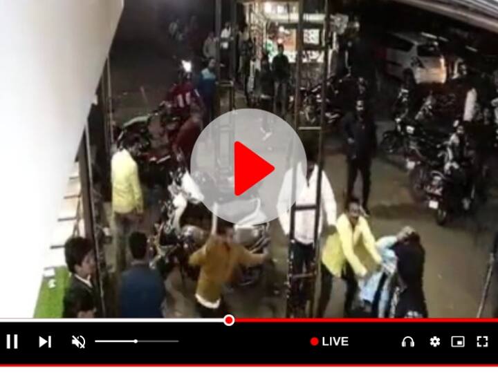 Watch: इंदौर में शराब के डिस्काउंट को लेकर हंगामा, जमकर चले लाठी-डंडे, मारपीट का वीडियो जमकर वायरल Indore Crime fight over liquor discount Video Goes Viral Watch People Beating Each Other in MP ann Watch: इंदौर में शराब के डिस्काउंट को लेकर हंगामा, जमकर चले लाठी-डंडे, मारपीट का वीडियो जमकर वायरल