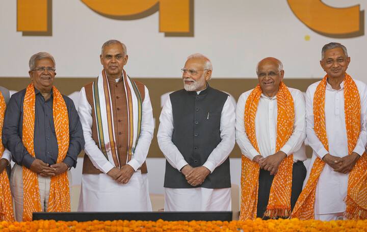 राज्य के छह अन्य मंत्रियों में पुरुषोत्तम सोलंकी, बच्चूभाई खाबाद, मुकेश पटेल, प्रफुल्ल पंशेरिया, भीखूसिंह परमार और कुवरजी हलपति शामिल हैं. इन 16 मंत्रियों में से चार (बावलिया, खाबाद, सोलंकी और मुकेश पटेल) कोली समुदाय से, तीन (राजघवजी, ऋषिकेश और प्रफुल्ल) पाटीदार, तीन (विश्वकर्मा, परमार और बेरा) ओबीसी तथा दो (हलपति और डिंडोर) आदिवासी समुदाय से हैं. बावरिया अनुसूचित जाति समुदाय से, सांघवी जैन, देसाई ब्राह्मण और राजपूत क्षत्रिय हैं. (फोटो क्रेडिट- PTI)