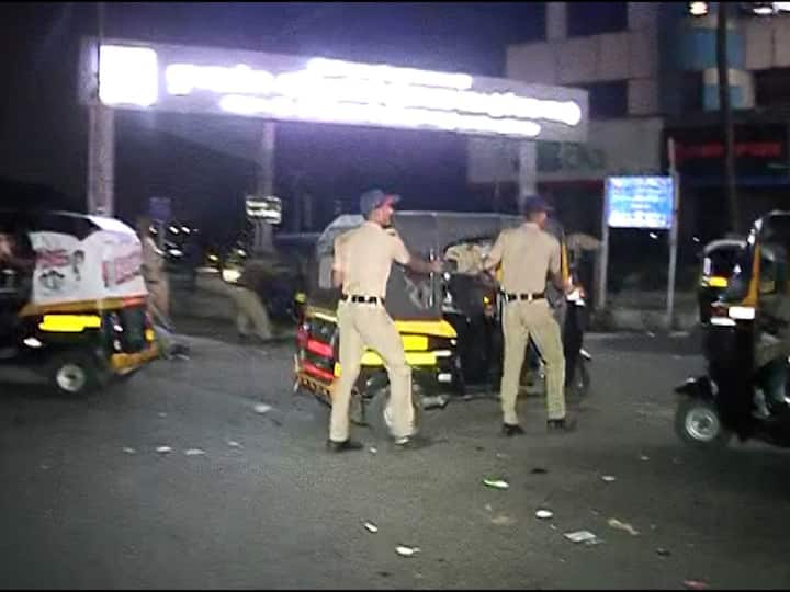 रिक्षा चालक आक्रमक (Rickshaw Strike) झाल्यानंतर आता पोलीस ही अॅक्टिव्ह मोडमध्ये आले आहेत. पोलीस आता स्वतः रस्त्यावर उतरेल आहेत. पोलीस हे स्वतः रिक्षा रस्त्यावरून बाजूला करण्याचे काम करत आहेत.