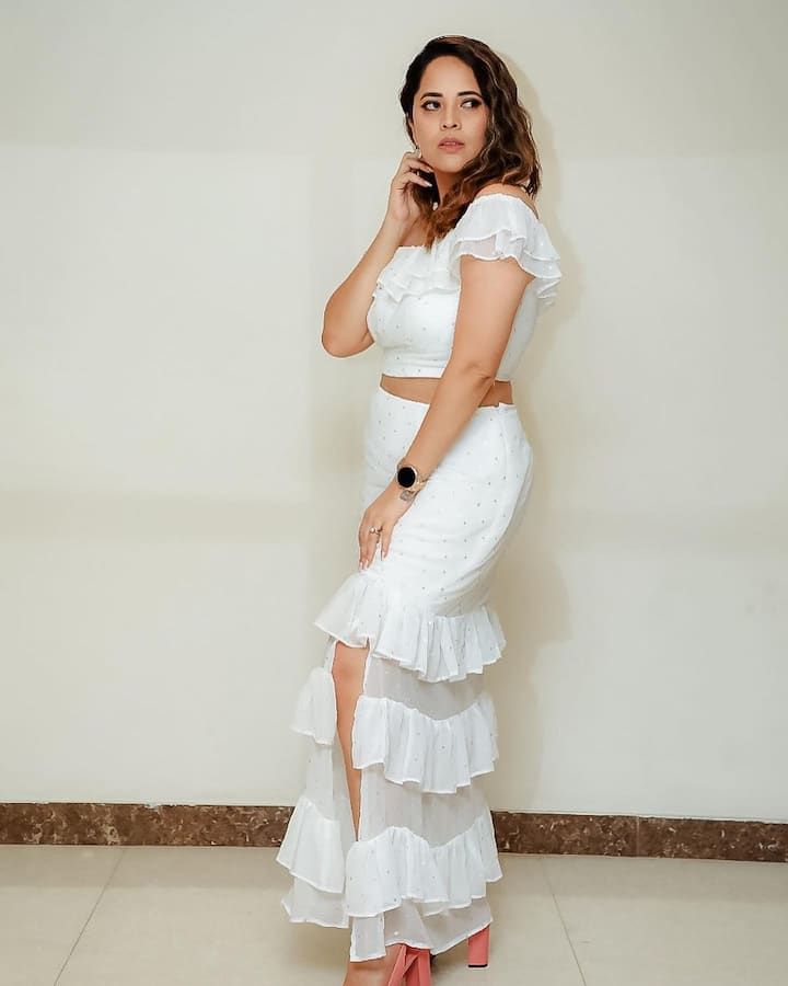 త్వరలోనే పుష్ప 2 సినిమా షూటింగ్ లో పాల్గొనబోతోంది. Image Credit: Anasuya Bhardwaj/ Instagram