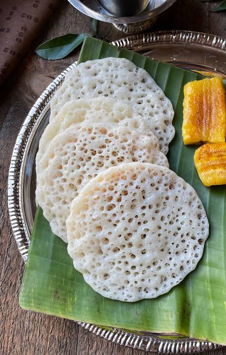रवा अप्पम: डोसा, इडली, सांभर, उत्पम का तो हर कोई दिवाना है. वहीं, इस साल टॉप सर्च फूड में रवा अप्पम सबसे आगे रहा. रवा अप्पम ब्रेकफास्ट के लिए बेस्ट ऑप्शन है. बेहद ही कम ऑयल में तैयार होने वाला नाश्ता बेहद हेल्दी और टेस्टी होता है.
