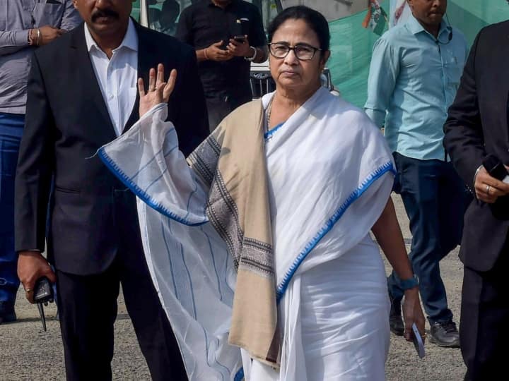 Mamata Banerjee protests against arrest of Saket Gokhale in Meghalaya rally Mamata Banerjee : 'নেতা হলে ধৈর্য্য থাকতে হয়, সহ্য করতে হয়', সাকেত গোখলেকে মঞ্চে রেখে সরব মমতা