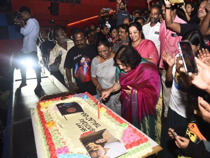 அப்போது 20 கிலோ எடையுள்ள பிறந்தநாள் கேக் வெட்டி ரஜினிகாந்தின் பிறந்த நாளை திரைப்பட உரிமையாளர்கள் மற்றும் ரசிகர்களுடன் கொண்டாடியுள்ளார்.