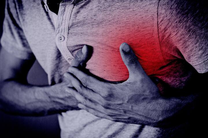 রক্তে খারাপ কোলেস্টেরল বাড়া মানেই স্ট্রোক (Stroke), হার্ট অ্যাটাকের (Heart Attack) মতো সমস্যার দিকে এগিয়ে যাওয়া।