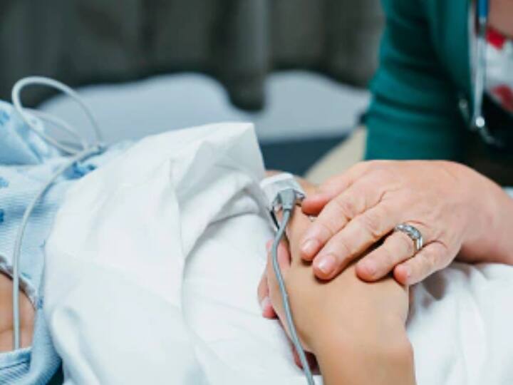 Kerala: खराब सड़क की वजह से जा सकती थी जान! गर्भवती महिला को लेकर 3 किलोमीटर पैदल चले ग्रामीण, ऐसे पहुंचाया अस्पताल