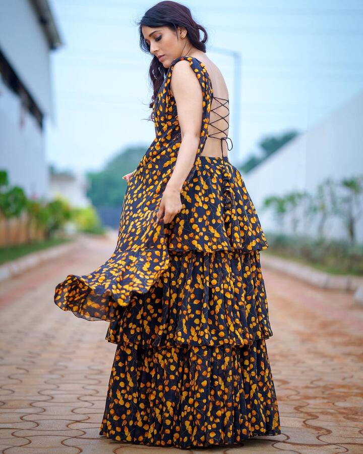 ఇటీవల ‘బొమ్మ బ్లాక్ బస్టర్’ సినిమాలో హీరోయిన గా చేసింది.Photo Credit@Rashmi Gautam/Instagram
