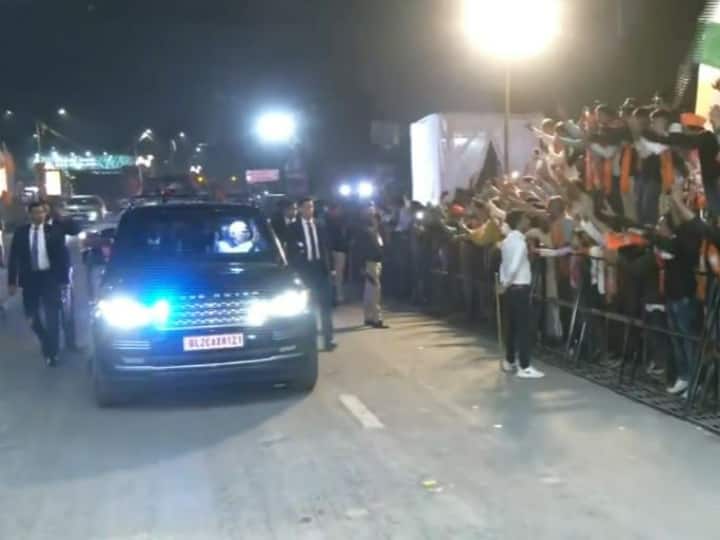 Gujarat PM Modi arrives in Ahmedabad for swearing in ceremony crowd gathered in road show Bhupendrabhai Patel भूपेंद्र पटेल के शपथ ग्रहण समारोह से पहले अहमदाबाद पहुंचे पीएम मोदी, देर रात किया रोड शो, देखें वीडियो