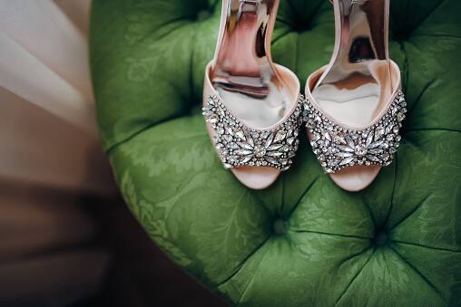 स्टायलिश दिसण्यासाठी कोणत्या आऊटफिट सोबत कोणते शूज किंवा सँडल घालायचे याचंही आपण नियोजन करतो. कोणत्या पेहरावावर कोणते शूज उठून दिसतील हे आपण ठरवतो.