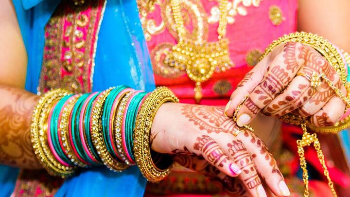 দেওয়াল ঘড়ি ভুল করেও দক্ষিণের দেওয়ালে লাগাবেন না। উত্তরের দেওয়ালে লাগাতে পারেন। শোওয়ার ঘরে ড্রেসিং টেবিল রাখবেন না।